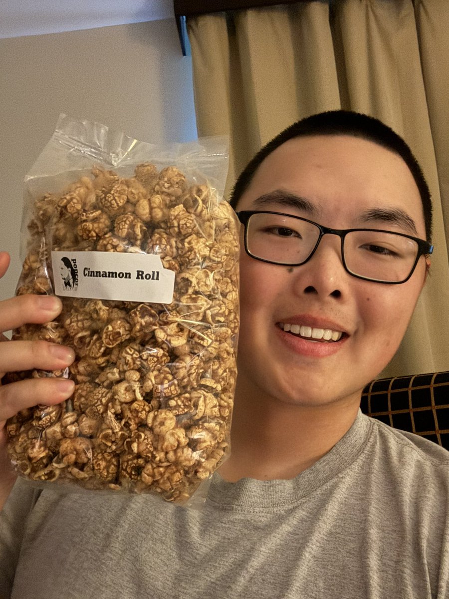 deeli_fgc's tweet photo. Day 1:

0 chipotles 0 bitches we got popcorn tho! 

Got top 8 mystery doubles with my goat @Gavin_XI !!! Delete Skyhook from the game pool pls 😭 https://t.co/j61VQj4h0l