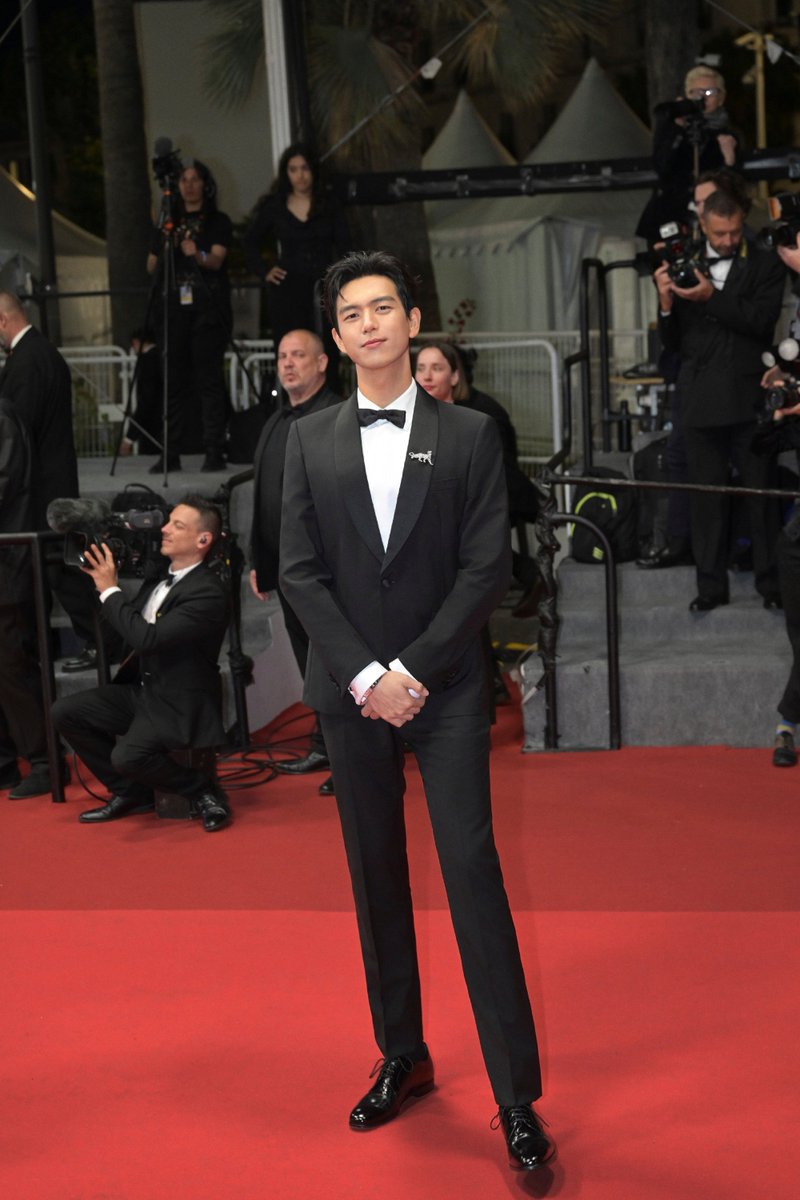 I don't usually talk about men in plain black suits but the way the suit is tailored to perfection with the cartier jewelry and his face card elevating it makes li xian looks extra good at cannes red carpet