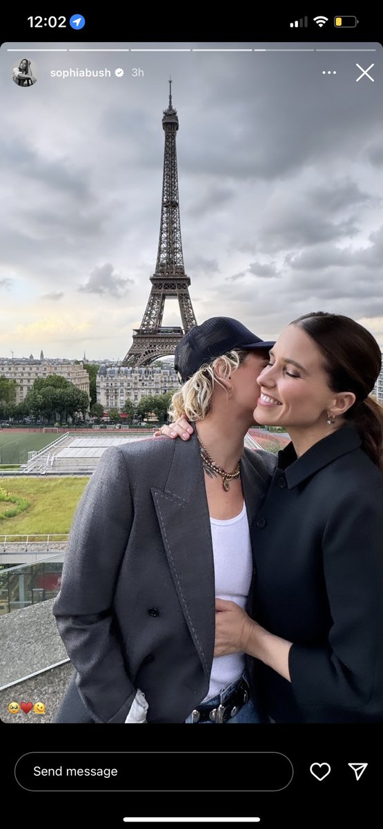 scorpioqweenbby's tweet photo. Is Sophia bush engaged? Emoji placement on first pic and hand covered in every other pic? Talk about coincidence https://t.co/MP3Vkw3E0g