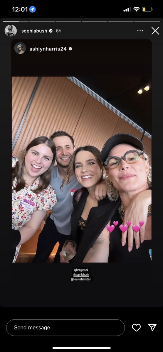 scorpioqweenbby's tweet photo. Is Sophia bush engaged? Emoji placement on first pic and hand covered in every other pic? Talk about coincidence https://t.co/MP3Vkw3E0g