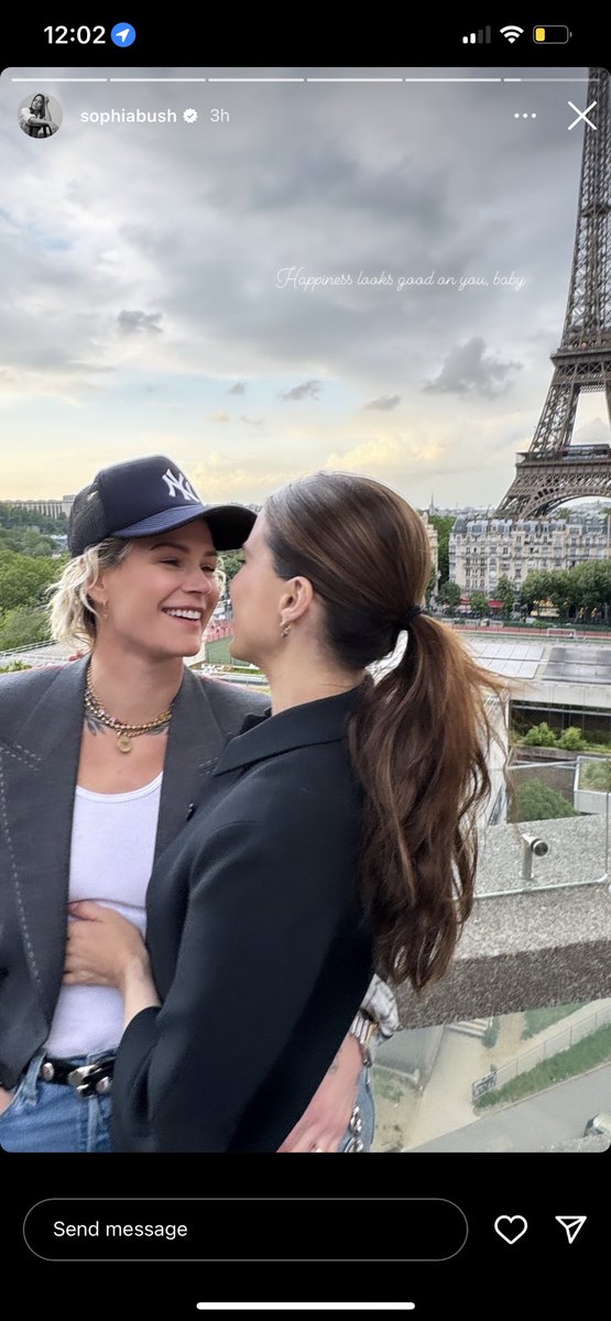 scorpioqweenbby's tweet photo. Is Sophia bush engaged? Emoji placement on first pic and hand covered in every other pic? Talk about coincidence https://t.co/MP3Vkw3E0g