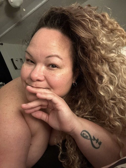 While people sleep I am taking an online course in Spain about manicures you know&hellip; to perfect the craft