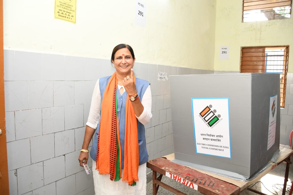 kjsehrawat's tweet image. आत्मनिर्भर भारत, सशक्त दिल्ली, विकसित पश्चिमी दिल्ली निर्माण के लिए शनिवार 25 मई को  मैंने एमसीडी प्राइमरी स्कूल, अंबरहाई, सेक्टर-19, द्वारका, बूथ नंबर 291 में सुबह 08:15 पर अपने परिवारजनों के साथ मताधिकार का प्रयोग किया।

एक एक वोट महत्वपूर्ण है कोई भी वोट छूट न जाए इस बात को…