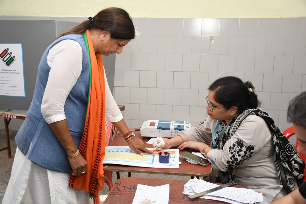 kjsehrawat's tweet image. आत्मनिर्भर भारत, सशक्त दिल्ली, विकसित पश्चिमी दिल्ली निर्माण के लिए शनिवार 25 मई को  मैंने एमसीडी प्राइमरी स्कूल, अंबरहाई, सेक्टर-19, द्वारका, बूथ नंबर 291 में सुबह 08:15 पर अपने परिवारजनों के साथ मताधिकार का प्रयोग किया।

एक एक वोट महत्वपूर्ण है कोई भी वोट छूट न जाए इस बात को…