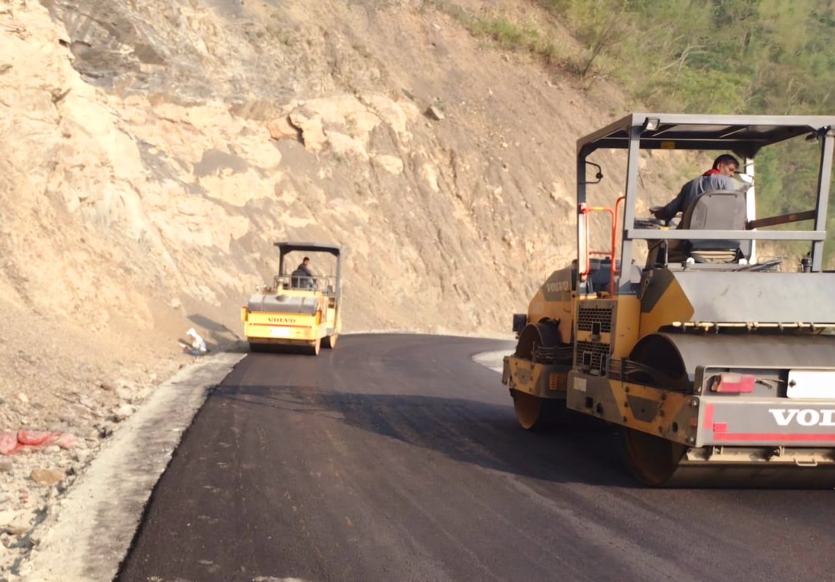 “Road Construction - A Sign of Progress”

#NHIDCL is widening and upgrading to a 2-lane with paved shoulder road from Km 250 to Km 298 under package 6 on the Aizawl-Tuipang section in #Mizoram.

#BuildingInfrastructure #BuildingTheNation