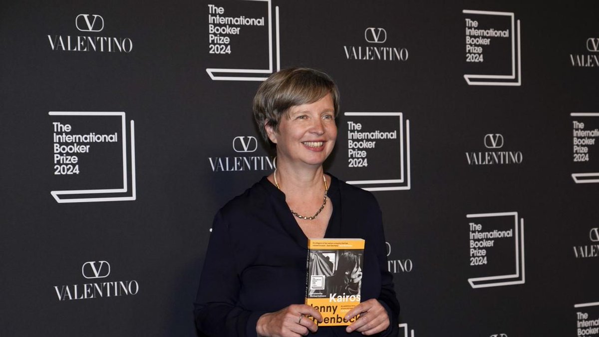 जेनी एर्पेनबेक द्वारा लिखित और माइकल हॉफमैन द्वारा अनुवादित पुस्तक 'कैरोस' ने 2024 का अंतर्राष्ट्रीय बुकर पुरस्कार जीता है। #BookerPrize2024 #BookerPrize