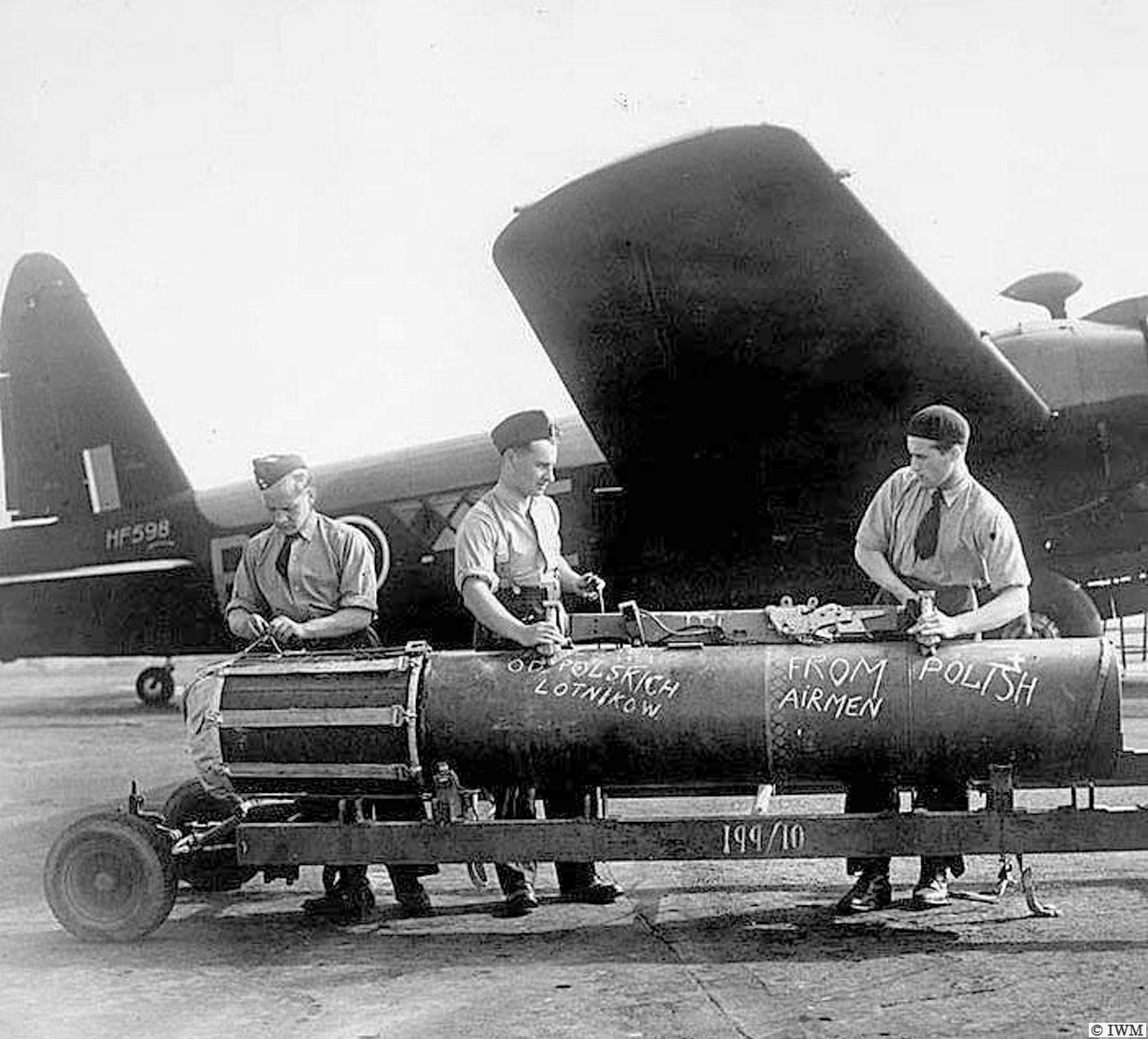 #OTD in 1944. With compliments from Polish 300 Squadron. A giant mine being loaded into a Wellington bomber. #WW2 #HISTORY