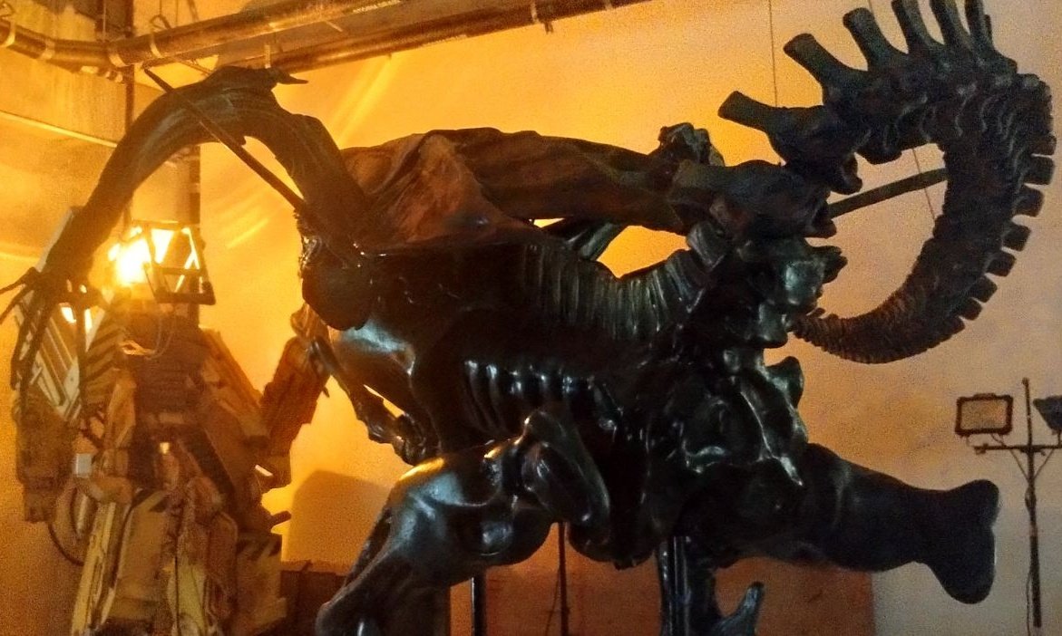 Our life size Aliens battle at @hollywoodscifi And yes, you get to stand in the Powerloader for photos