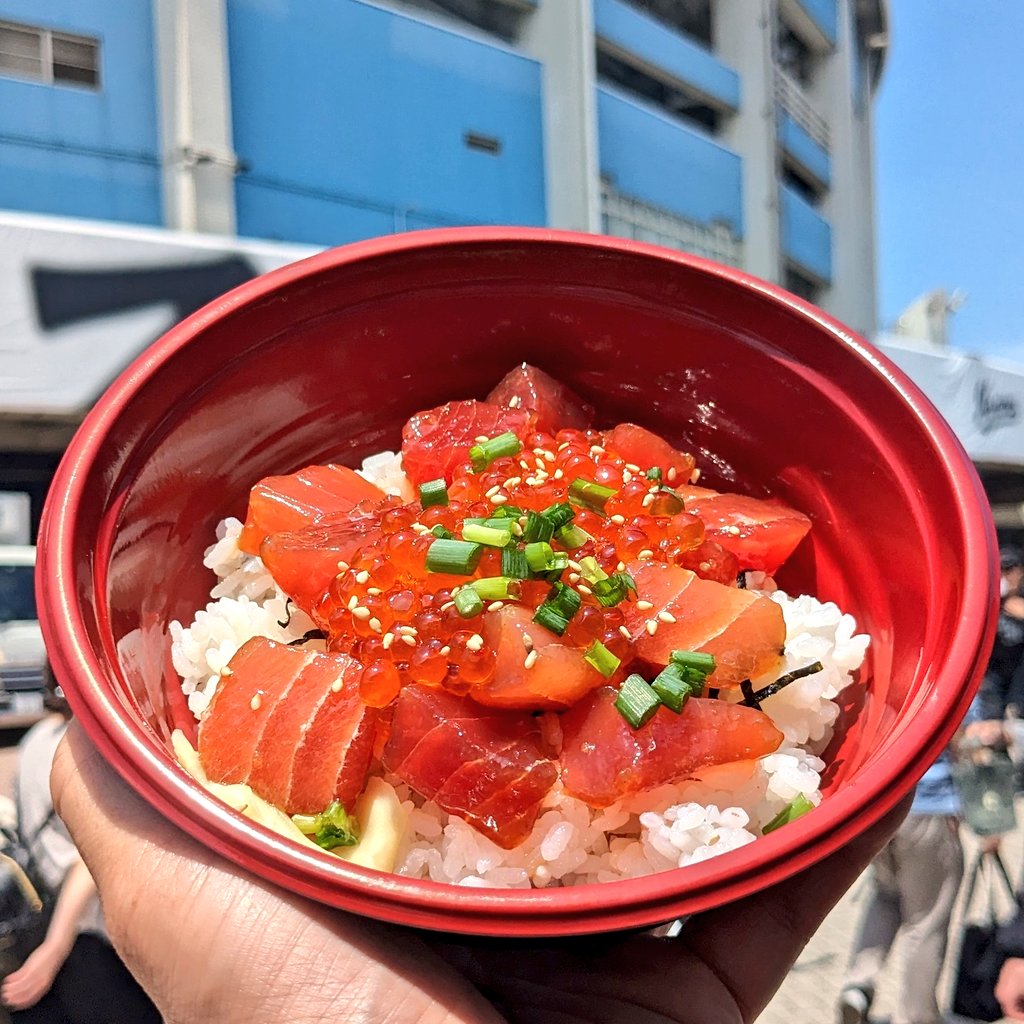 【グルメ名】まぐろと本いくらぶっかけ丼 【球場】ZOZOマリン 【販売店】まぐろ問屋いとう水産 【価格】¥1700- ※5/24~26限定出店 卑怯。グルメ名がズルすぎる。 旨いです。 語彙力大崩壊です。 マグロ美味すぎです。さすが問屋…！ ごっちゃし🍣 #野球場グルメ2024 #いただきマリン #chibalotte