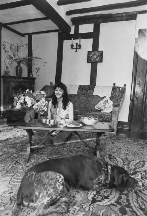 I have been thinking how important home is to @KateBushMusic. In terms of inspiration, stability and strength. From 1978 at East Wickham Farm to where she is now, Bush has always been inspired by and moored to home. I discuss this in greater detail: musicmusingsandsuch.com/musicmusingsan…