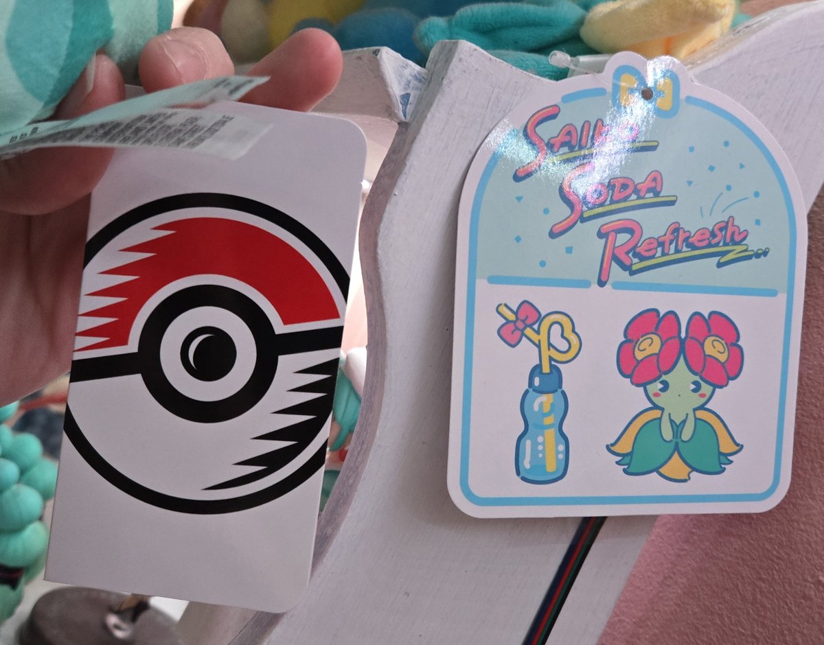 Genuinely shocked that I could buy a Saiko Soda Refresh plush through the US Pokemon store but I should have realized it would come with the boring ass standard tag :( Now it doesn't match the others in my collection, and the Japanese tags are so cute 😭