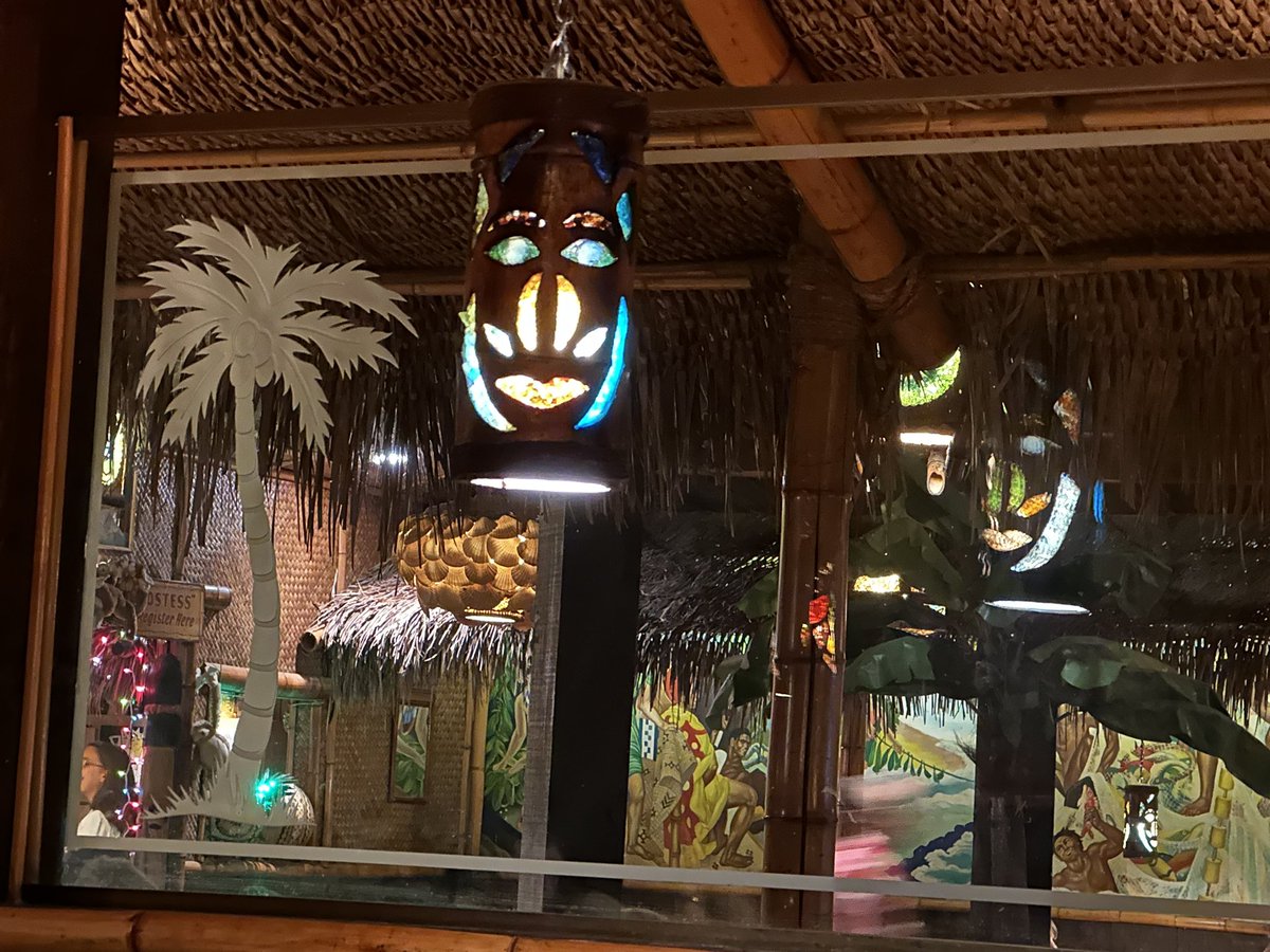 larynx_lynx's tweet photo. @VoiceofBevins’ and my 11th meetiversary, so dinner @damonsglendale it was. It’s delicious and #tikitastic! When you’re at a place like this, you order such cocktails. It’s the law, sorry. #meetcute #steakshrimpfishallofit #bluehawaii #manhattanisland https://t.co/hSiWIqxrUn