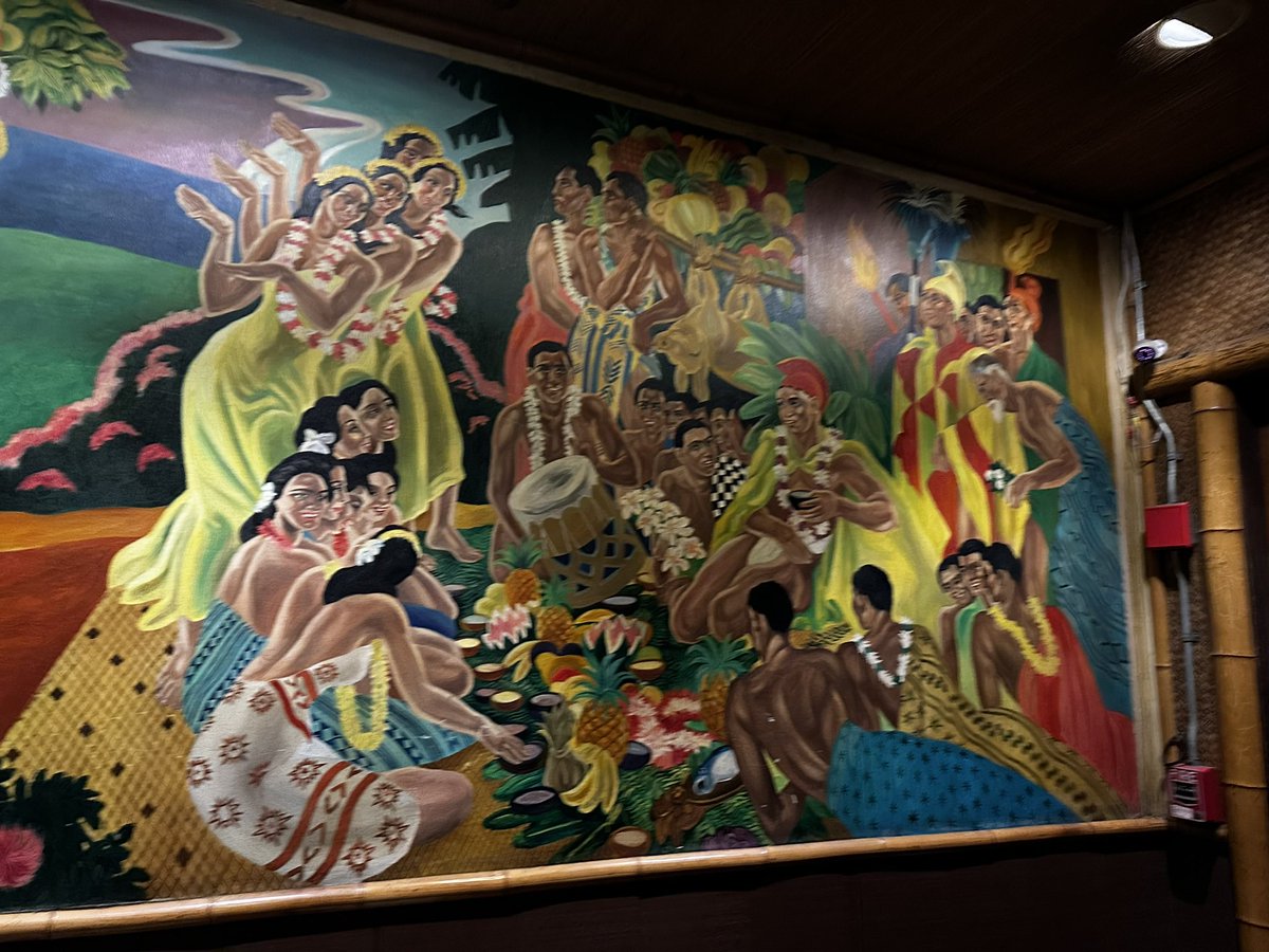 larynx_lynx's tweet photo. @VoiceofBevins’ and my 11th meetiversary, so dinner @damonsglendale it was. It’s delicious and #tikitastic! When you’re at a place like this, you order such cocktails. It’s the law, sorry. #meetcute #steakshrimpfishallofit #bluehawaii #manhattanisland https://t.co/hSiWIqxrUn