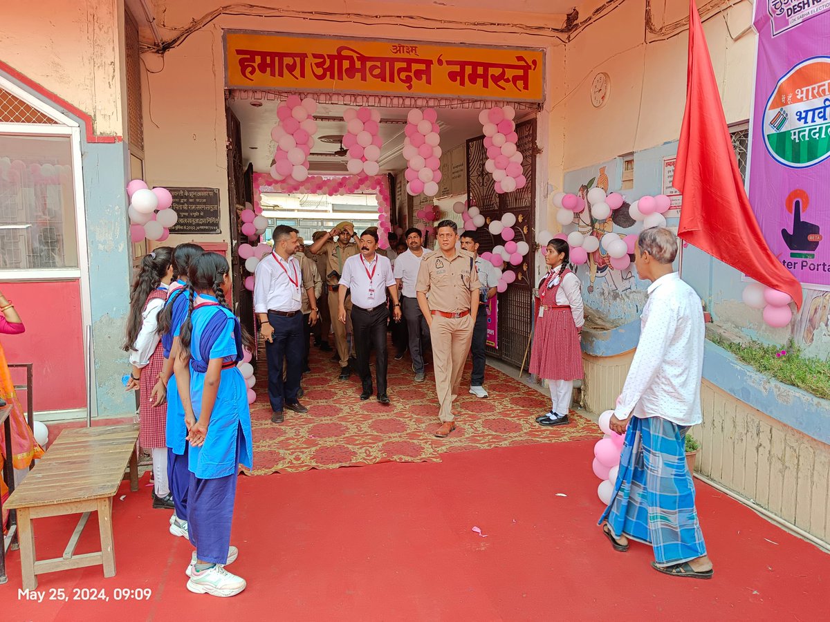 ambedkarnagrpol's tweet photo. लोकसभा सामान्य निर्वाचन-2024 के मतदान को सकुशल सम्पन्न कराए जाने के दृष्टिगत 
#DM_अम्बेडकरनगर व #SP_अम्बेडकरनगर द्वारा थाना को0 टांडा क्षेत्रान्तर्गत स्थित पिंक मतदान केन्द्र मिश्रिलाल आर्य इंटर कॉलेज टांडा का निरीक्षण कर सम्बन्धित को आवश्यक दिशा-निर्देश दिए गए।
#UPPolice https://t.co/bADj8XpNw3