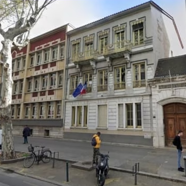 Le proviseur du lycée Ampère de Lyon avait voulu sanctionner des élèves ayant bloqué l'établissement en solidarité avec Gaza. Il se retrouve donc menacé de mort.
La France et l'Education nationale découvrent un peu tard que babouche trop léchée pied au cul vous mettra.