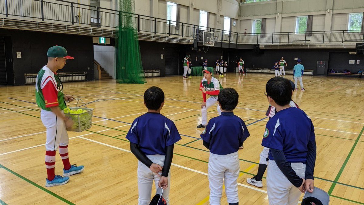 kamikawabasebal's tweet photo. 【地域貢献活動】
地元の少年団、上川大雪クラブとの合同練習を実施しました。
各ポジションの指導や合同ノック、最後は今話題のBaseball5でとても盛り上がりました。 https://t.co/MjZrNkeBAm