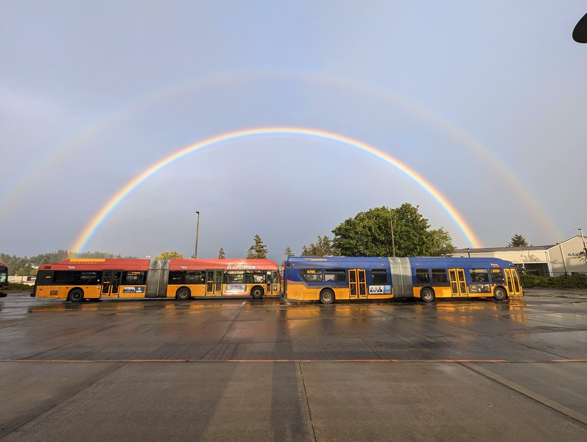 Navitron's tweet photo. Best rainbow I've ever seen. @KingCountyMetro https://t.co/vxvxcD9NEY