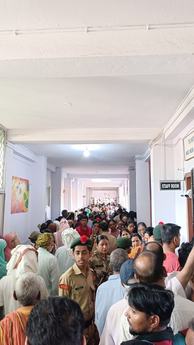 AbdalTalha's tweet photo. "Disheartening scenes at Ranchi, Booth No 402, DAV Nandraj School. Slow voting, untrained staff, malfunctioning EVMs, and lack of arrangements creating chaos.  #RanchiVotes #ElectionDayChaos"
#LoksabhaElection2024 https://t.co/3qjuWMWKZ1