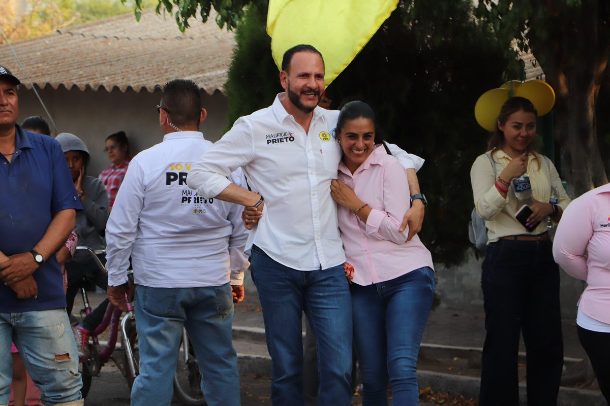 Zinapécuaro | ¡Qué fiesta y ambiente tan extraordinario disfrutamos con mis amigos de la colonia Belisario Domínguez y José María Morelos!💙💛

Agradezco de corazón el cálido recibimiento, los generosos obsequios y sobre todo, su firme apoyo al proyecto ganador.