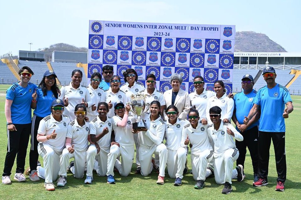𝐂. 𝐇. 𝐀. 𝐌. 𝐏. 𝐈. 𝐎. 𝐍. 𝐒! 🏆

Say hello to the winners of the #SWMultiday #InterZonal Trophy winners 👉 East Zone 👏👏

They beat South Zone by one wicket in a thrilling Final in Pune 👌

@IDFCFIRSTBank| #EZvSZ | #Final

Scorecard 🔽 bcci.tv/domestic/senio…
