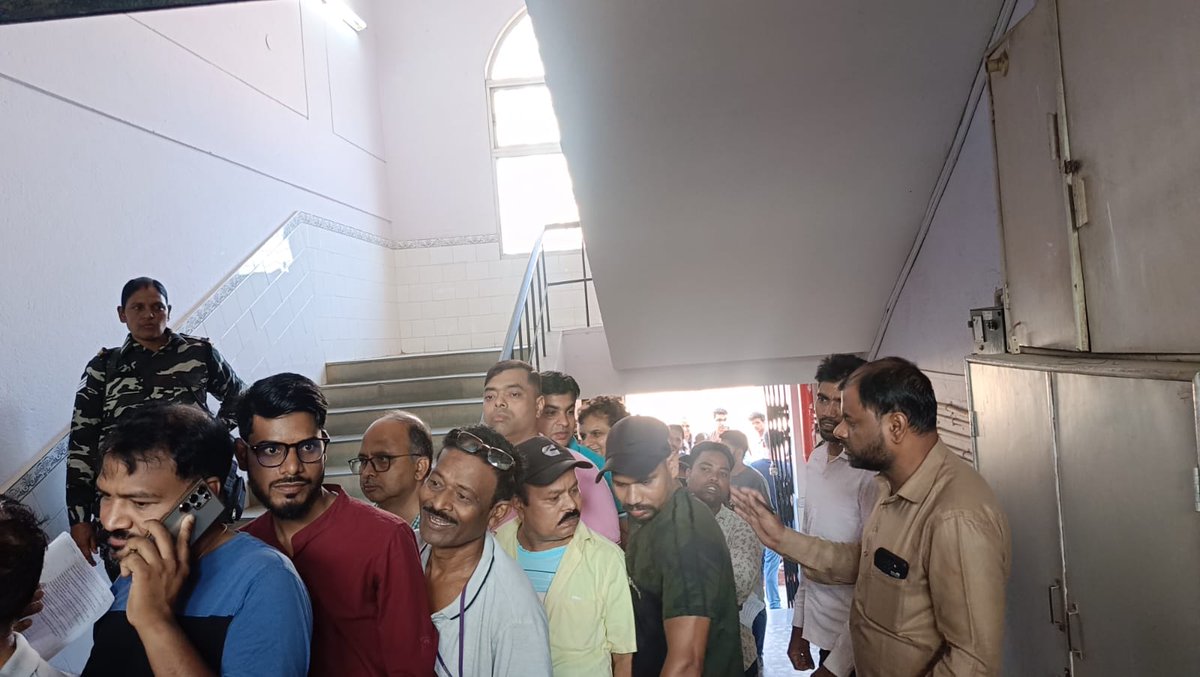 AbdalTalha's tweet photo. "Disheartening scenes at Ranchi, Booth No 402, DAV Nandraj School. Slow voting, untrained staff, malfunctioning EVMs, and lack of arrangements creating chaos.  #RanchiVotes #ElectionDayChaos"
#LoksabhaElection2024 https://t.co/3qjuWMWKZ1