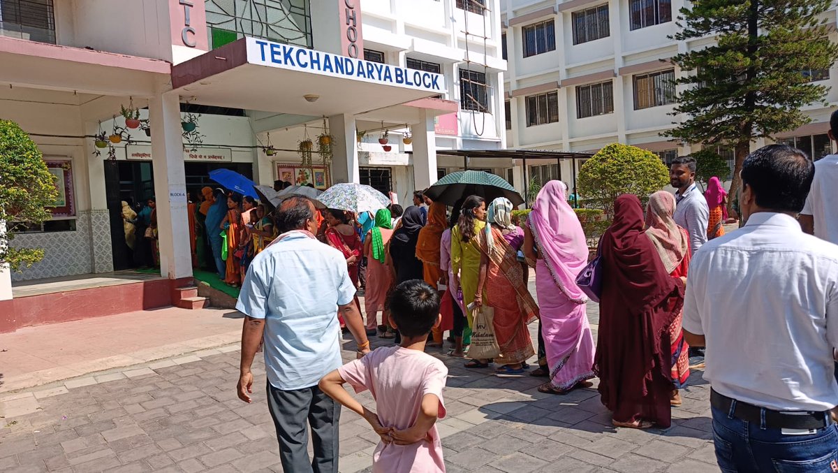 AbdalTalha's tweet photo. "Disheartening scenes at Ranchi, Booth No 402, DAV Nandraj School. Slow voting, untrained staff, malfunctioning EVMs, and lack of arrangements creating chaos.  #RanchiVotes #ElectionDayChaos"
#LoksabhaElection2024 https://t.co/3qjuWMWKZ1