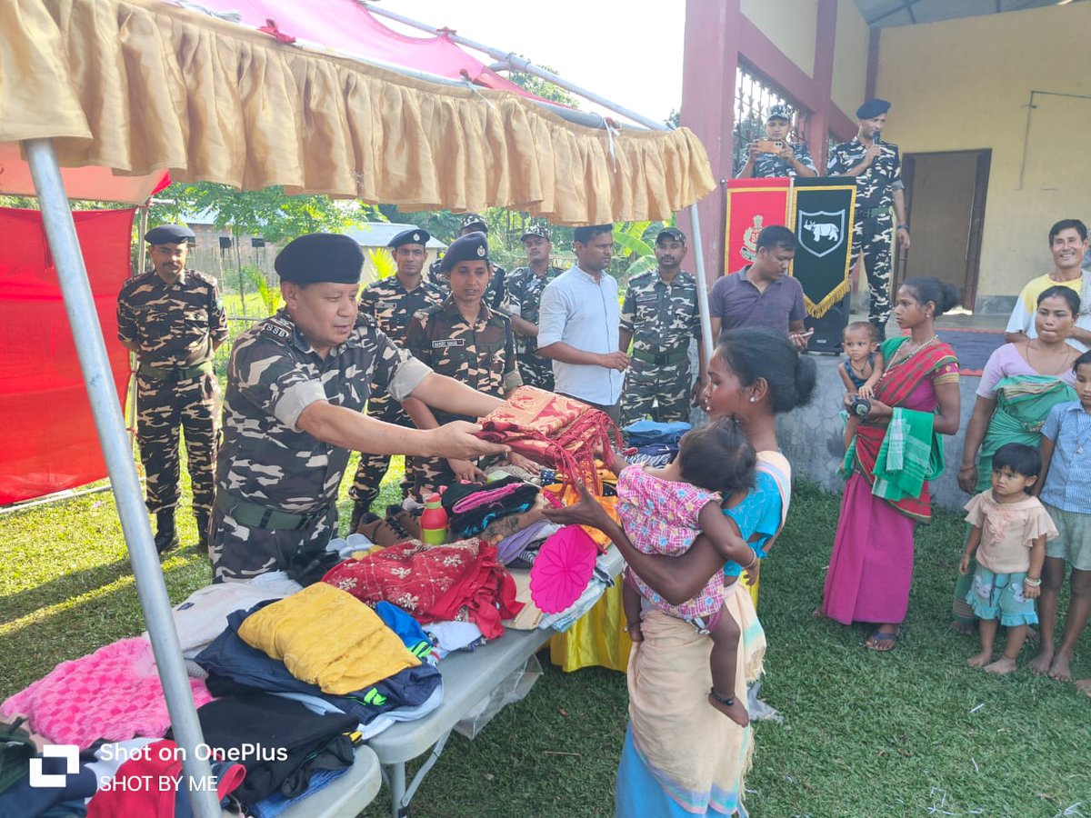 On 24.05.2024, 31 Bn SSB Gossaigaon held a donation drive at Nabinagar, distributing old books, utensils, and clothes to over 150 villagers and their children and also organized a plantation drive, planting 500 saplings @SSB_INDIA @HMOIndia @PMOIndia