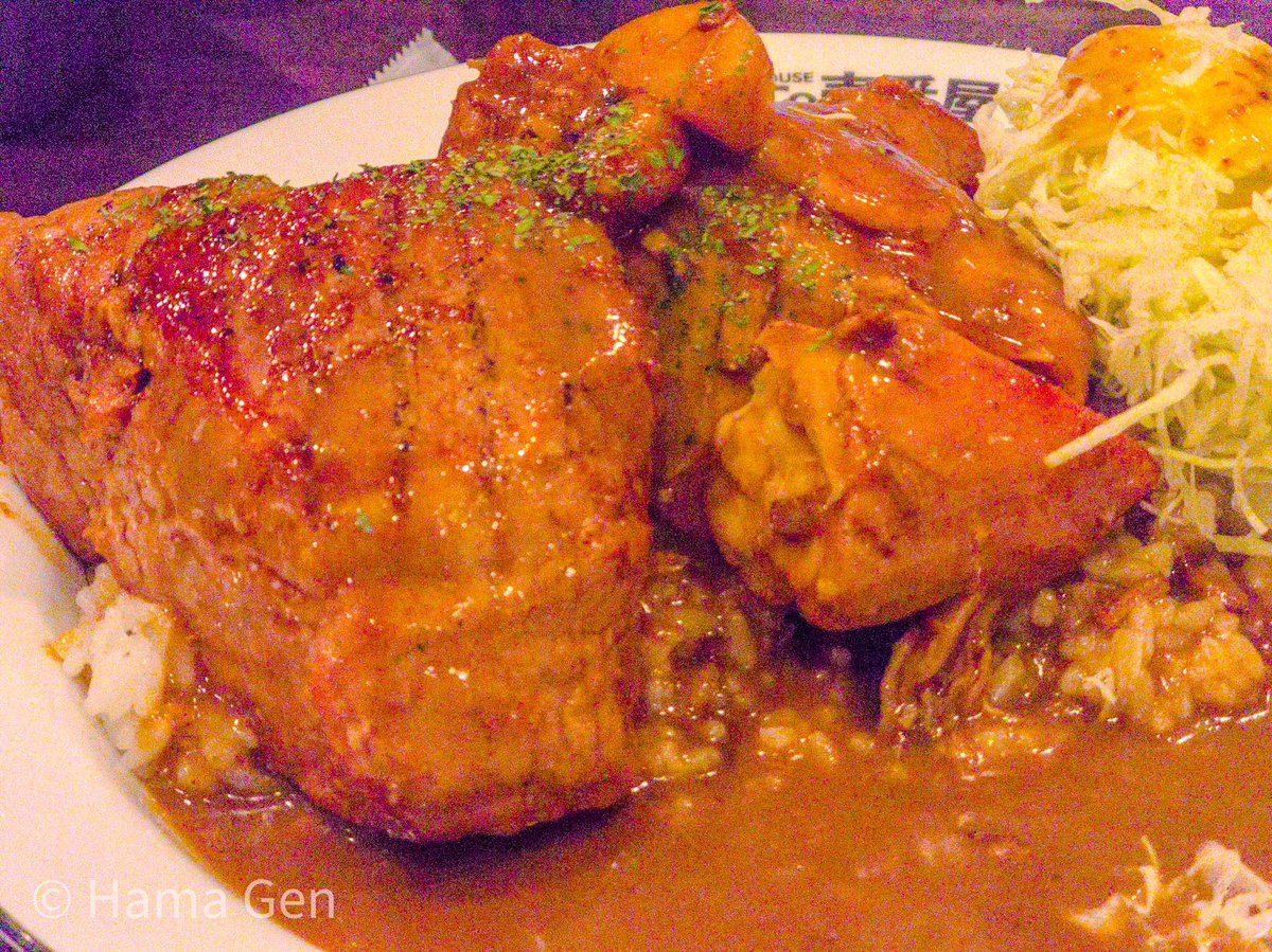 genkitw09's tweet photo. ナイフとフォークどこ？思わずテーブルの上を探した。スプーンだけじゃ食べられへん！と思わせて実はほろほろ。ニンニクはホクホク。ナイフフォークがない事に納得。こんだけゴツいのになんでこんなに柔らかいんやろ、不思議。#ごほうび肉塊カレー https://t.co/aJJ93SVyQI