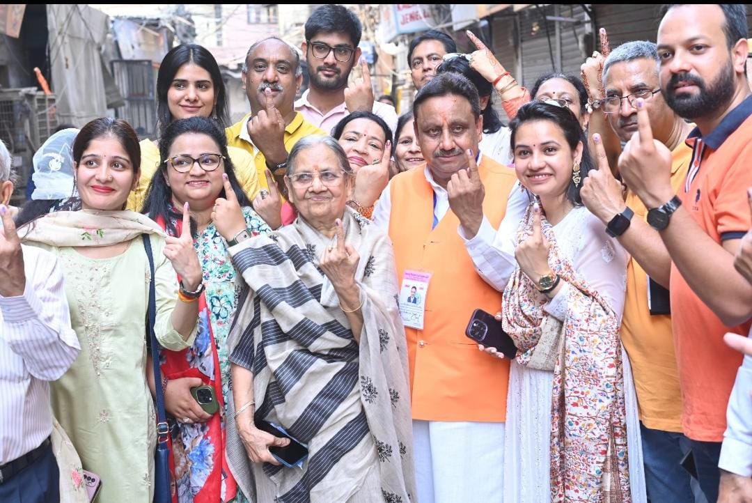 bhavin___007's tweet photo. वोट देना, नागरिक का कर्तव्य
देश की दिशा में है ये सर्वोत्तम कर्म
#DelhiWithNamo https://t.co/wFQ3dIaV4P