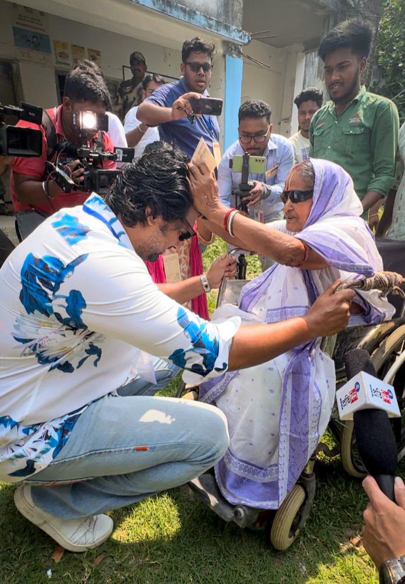 idevadhikari's tweet photo. আজকে আপনাদের ভালোবাসা উজাড় করে দেওয়ার দিন। আসুন নিজের ভোট টা নিজে দিন। https://t.co/jLbJEboDyM
