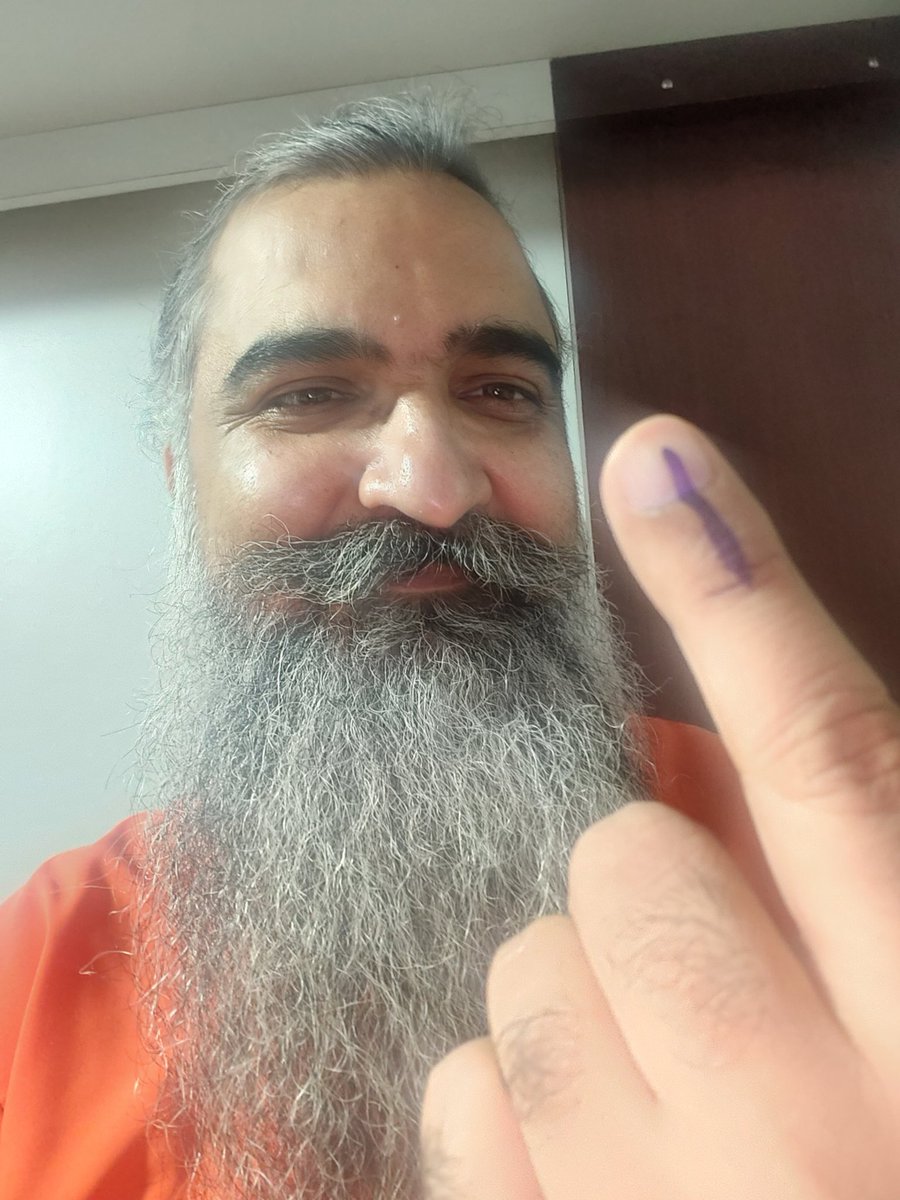 Celebrating the festival of #Democracy with my inked finger! Proud to vote today! 🇮🇳🗳️ #VotingDay #ProudVoter  #ChunavKaParv #LokSabhaElections24 #ViksitBharat