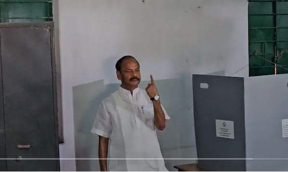 dhenkanalupdate's tweet photo. ଭୋଟ ଦେଲେ  ରାଜ୍ୟପାଳ @dasraghubar,  ଜାମସେଦପୁର ଭାଲୁବାସୀ ବୁଥରେ କଲେ ମତଦାନ । 

#Election2024 #Governor #Odisha #3rdPhaseVoting #DhenkanalUpdate https://t.co/OL9HPDc659