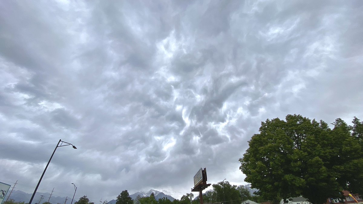 Not the best sky’s to start the weekend 😳 From my work, Sandy, Utah #Utwx @weathercaster @AlanaBrophyWX @ThomasGeboyWX @NateLarsenWX @StormHour