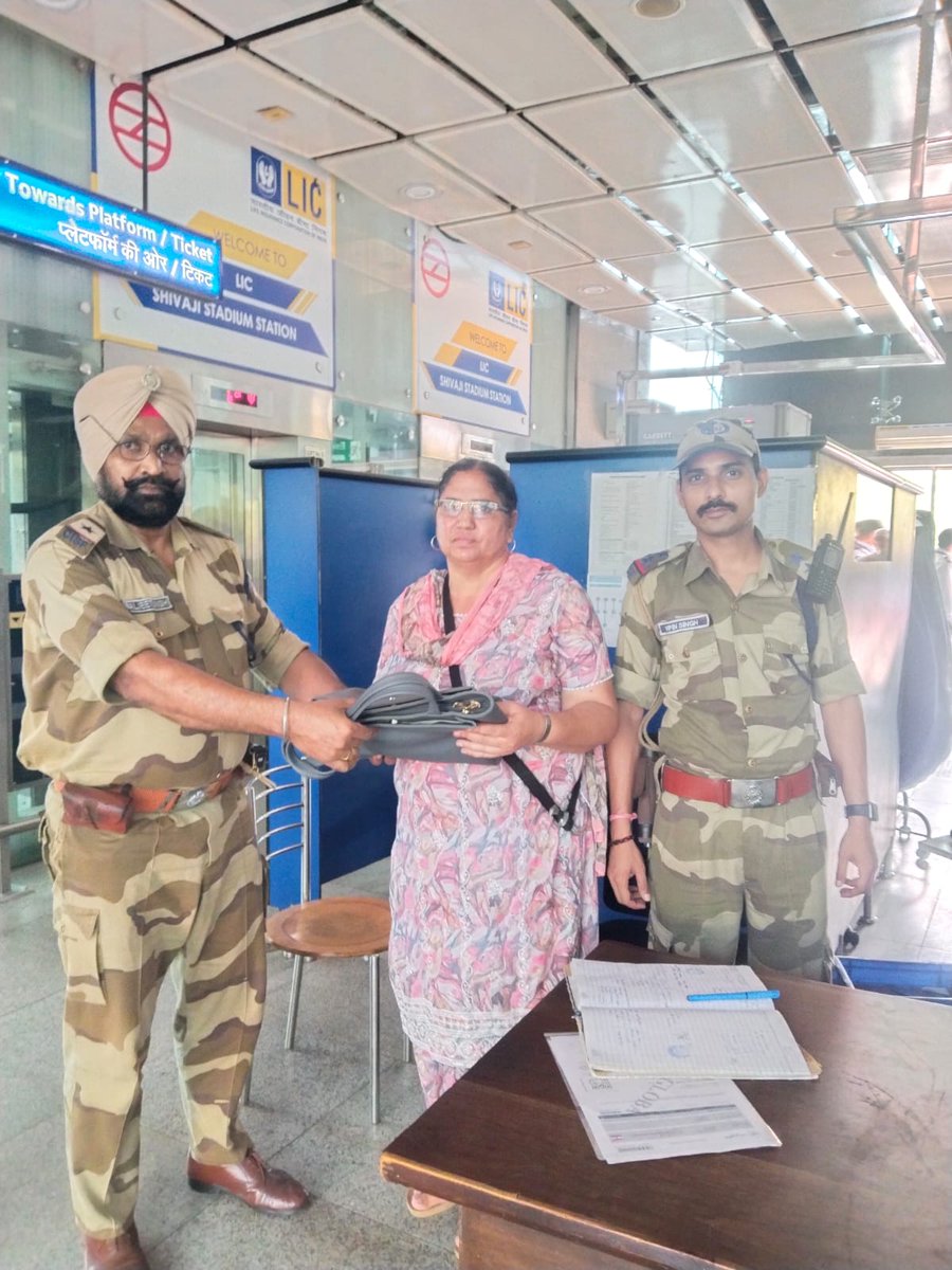 CISF restored a bag containing cash Rs 1.31 lakh and other valuables to its rightful owner @ Shivaji Stadium Metro Station of DMRC, Delhi. Team #CISF appreciated for dedicated service, honesty & integrity. #CISFTHEHONESTFORCE @HMOIndia @MoHUA_India