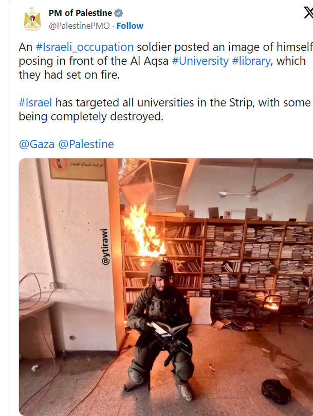ある兵士#Israeli_occupationが、自分たちが放火したアル・アクサ#University #libraryの前でポーズをとる自分の写真を投稿した。  #Israelストリップ地区のすべての大学を標的にしており、いくつかの大学は完全に破壊されました。