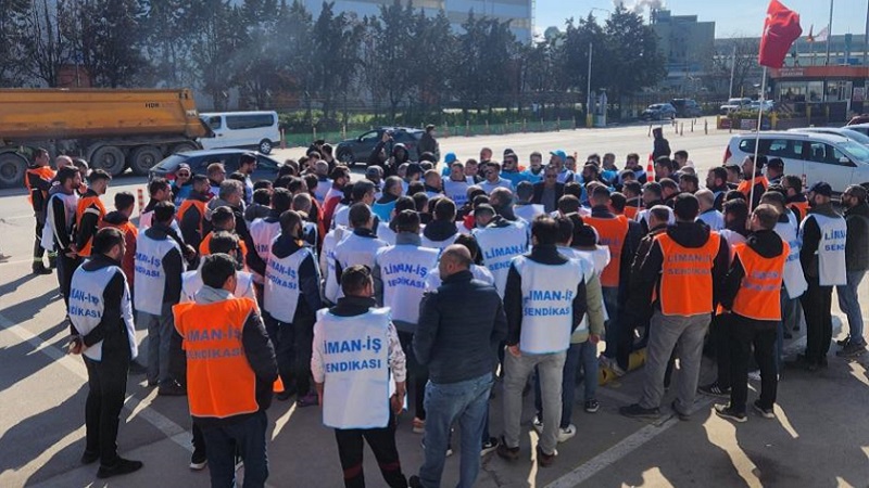 Borusanport’taki sendika ve işçi düşmanlığı: 34 işçiye 25/2’den çıkış verildi Sanata değer vermek ve hayır işleri yapmakla övünen Borusan’ın Bursa Mudanya’daki Burusanport Limanı’nda çalışan 34 işçi tazminat ve diğer haklarına çökülmesi anlamına gelen 25/2’den işten çıkarıldı.