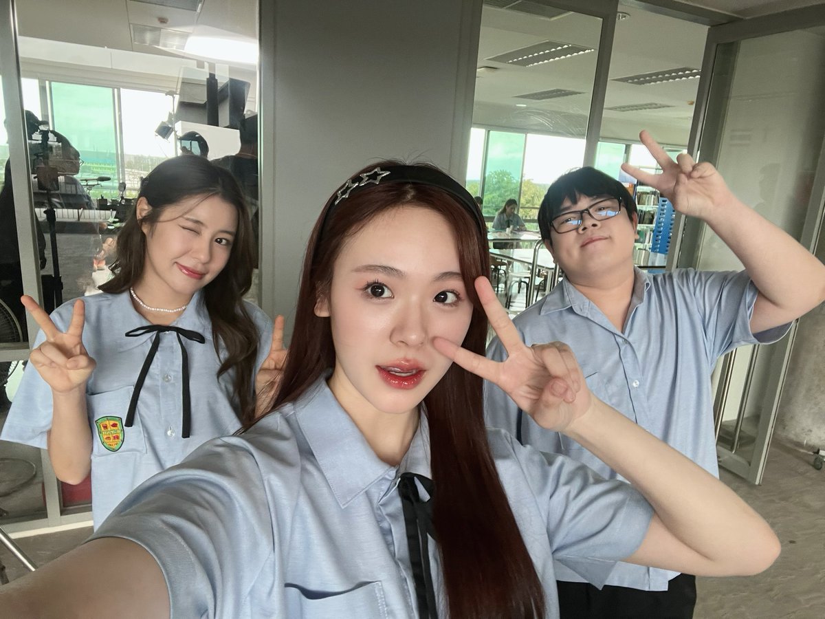 junewanwimol19's tweet photo. ขอบคุณผู้ใหญ่ทุกท่านและโอกาสดีๆที่ทำให้จูนได้มารับบทลูน่า เป็นอีกหนึ่งตัวละครที่จูนรักและทุ่มเทมาก ยังคงจำได้ดีตั้งแต่วันแรกที่นั่งอ่านบท วันฟิตติ้ง วันเปิดกล้อง วันแรกที่ออนแอร์ วันแรกที่ยอดเทรนแท็กถึง1M ผลตอบรับทุกอย่างดีขึ้นแบบก้าวกระโดด มันแบบคาดไม่ถึงจริงๆ รับรู้ได้ถึงความรักของทุกคนที่ช่วยกันsupportพวกเรา ไม่รู้ว่าจะต้องพิมพ์คำว่าขอบคุณยังไงให้มันเท่ากับความรู้สึกภายในใจตอนนี้ ทุกคนน่ารักมากๆๆ ถ้าไม่มีทุกคนพวกเรามาไม่ถึงจุดนี้แน่เลย😭🤍 ขอบคุณที่ทำให้ทุกวันศุกร์ที่ผ่านมาเป็นวันที่มีความสุขกว่าที่เคย🤍 ขอบคุณที่ทำหน้าที่หนักกันมาตลอด12สัปดาห์ ถ��งเวลาต้องพักได้แล้วน้า🤲🏻 ขอบคุณทีมงานเบื้องหลัง ผู้กำกับ ทีมกล้องไฟ หน้าผม stylist สวัสดิการทุกฝ่ายเลยที่ตั้งใจทำงานอย่างหนักเพื่อพวกเราชาวโลกเอียง🌏✨ ขอบคุณนักแสดงทุกคน อยู่ในกองด้วยกันมาเรารับรู้ได้ว่าทุกคนตั้งใจมาก แต่วันนี้ความตั้งใจของพวกเราประสบ��ลสำเร็จแล้วว:) ทุกคนเป็นชาวS-tarที่สมบูรณ์แบบและลงตัว เรื่องนี้มีpartnerแบบจริงๆแล้วว อย่างที่พูดมาตลอดว่าเข้าซีนกับน้องวิวน่ะไม่เคยรู้สึกเหนื่อยเลย รู้สึกดีและเชื่อใจกันในทุกๆซีนว่าพวกเราจะต้องทำมันออกมาได้และดีแน่หวังว่าจะมีโอกาสได้ร่วมงานกับทุกคนอีกครั้งนะ จะเก็บซีรีย์เรื่องนี้ไว้ในใจตลอดไป🙂‍↕️🤍 บ้ายบายยชาวโลกเอียงง🥰❤️‍🩹🫳🏻💪🏻✨
 #23point5FinalEP