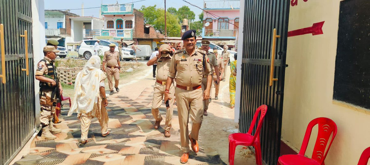 ambedkarnagrpol's tweet photo. लोकसभा सामान्य निर्वाचन-2024 के मतदान को सकुशल सम्पन्न कराए जाने के दृष्टिगत 
@igrangeayodhya व कमिश्नर अयोध्या श्री गौरव दयाल द्वारा थाना महरुआ क्षेत्रान्तर्गत स्थित जनता इंटर कॉलेज महरुआ का निरीक्षण कर सम्बन्धित को आवश्यक दिशा-निर्देश दिए गए।
#UPPolice https://t.co/enF1TdNakq
