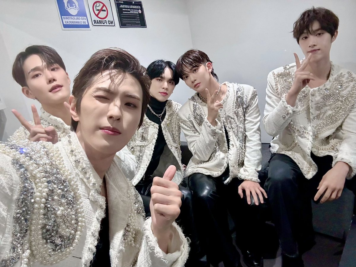 CIX_Official's tweet photo. Hola MEXICO FIX! Qué padre!😎👏👏
CIX fell in love with the heat of Mexico! We hope to have more opportunities to visit Mexico again. Te agradezco mucho! Hasta Luego💘

#CIX #씨아이엑스 #BX #승훈 #배진영 #용희 #현석 #CIX3rdCONCERT #0_or_1 #0_or_1_inNORTHAMERICA #0_or_1_MEXICOCITY
#CIXinMEXICOCITY