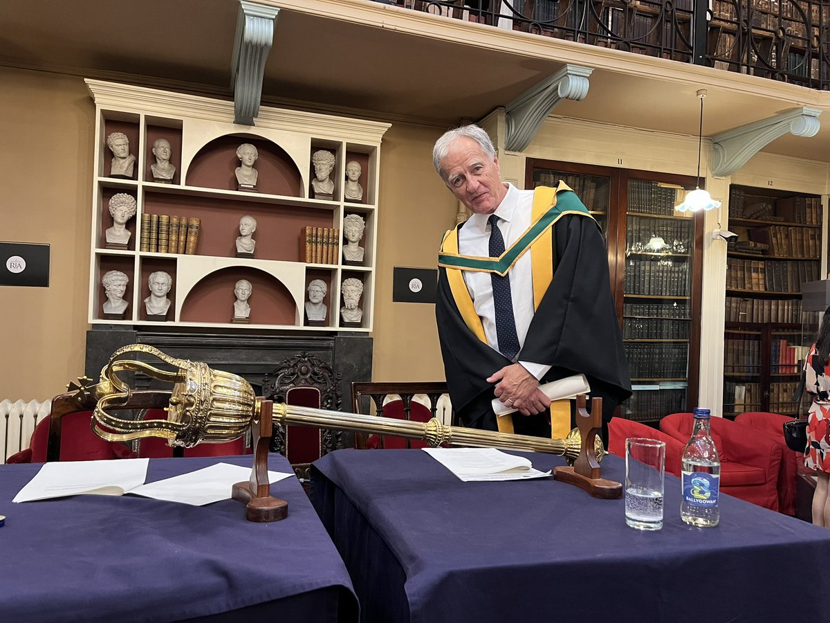 Admissions day at @RIAdawson is a truly joyous occasion. Congratulations to all the new members especially @EvePatten9 & Jim Chandler. Well done 👏 🥂 @CHCInetwork @UofC @claireconnollys @TLRHub