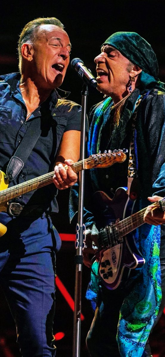 “…We got rock and roll music blasting off the T-top singing Sha la la la la la la la la, Sha la la la la la la…” ❤️🎸🇺🇸🎷🇮🇹❤️ -3 to Prague #FromItalyForBruce #Springsteen #SpringsteenTour2023 #SpringsteenTour2024 #Buongiorno #25Maggio 📸 @redemartin