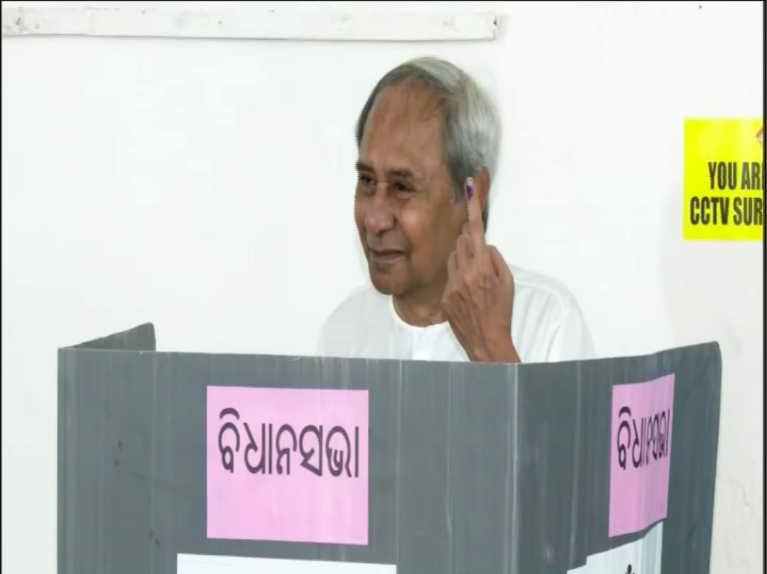#ଭୋଟ_ଦେଲେ_ନବୀନ ଭୋଟ ଦେଲେ ମୁଖ୍ୟମନ୍ତ୍ରୀ ନବୀନ ପଟ୍ଟନାୟକ । ସୁରକ୍ଷା ଭିତରେ ଆସି କଲେ ମତଦାନ । #Election2024 #3rdPhaseVoting #Odisha #Bhubaneswar