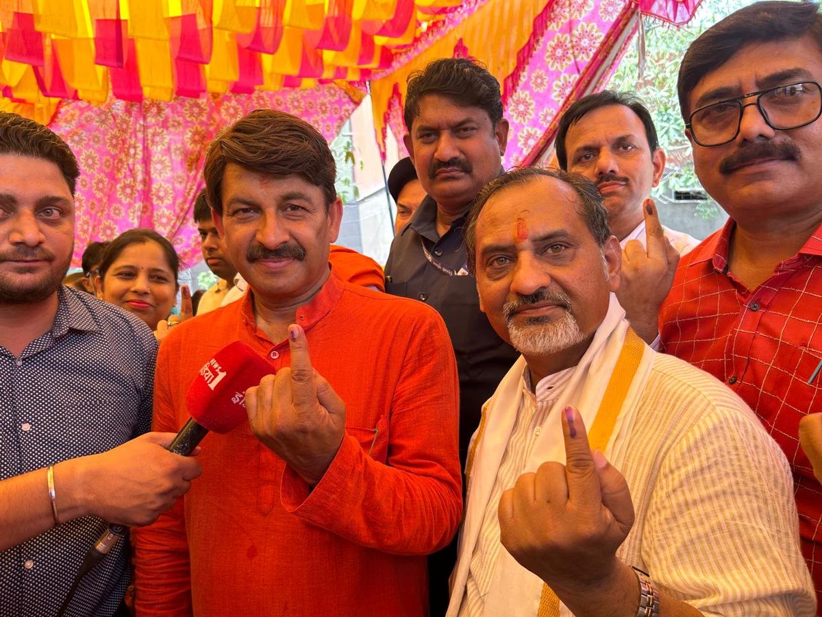 उत्तर-पूर्वी दिल्ली से भाजपा प्रत्याशी श्री @ManojTiwariMP एवं घोंडा विधानसभा से विधायक श्री @AjayMahawarBJP ने अपने मत का प्रयोग किया। आप भी वोट अवश्य डालें। #DelhiWithNamo