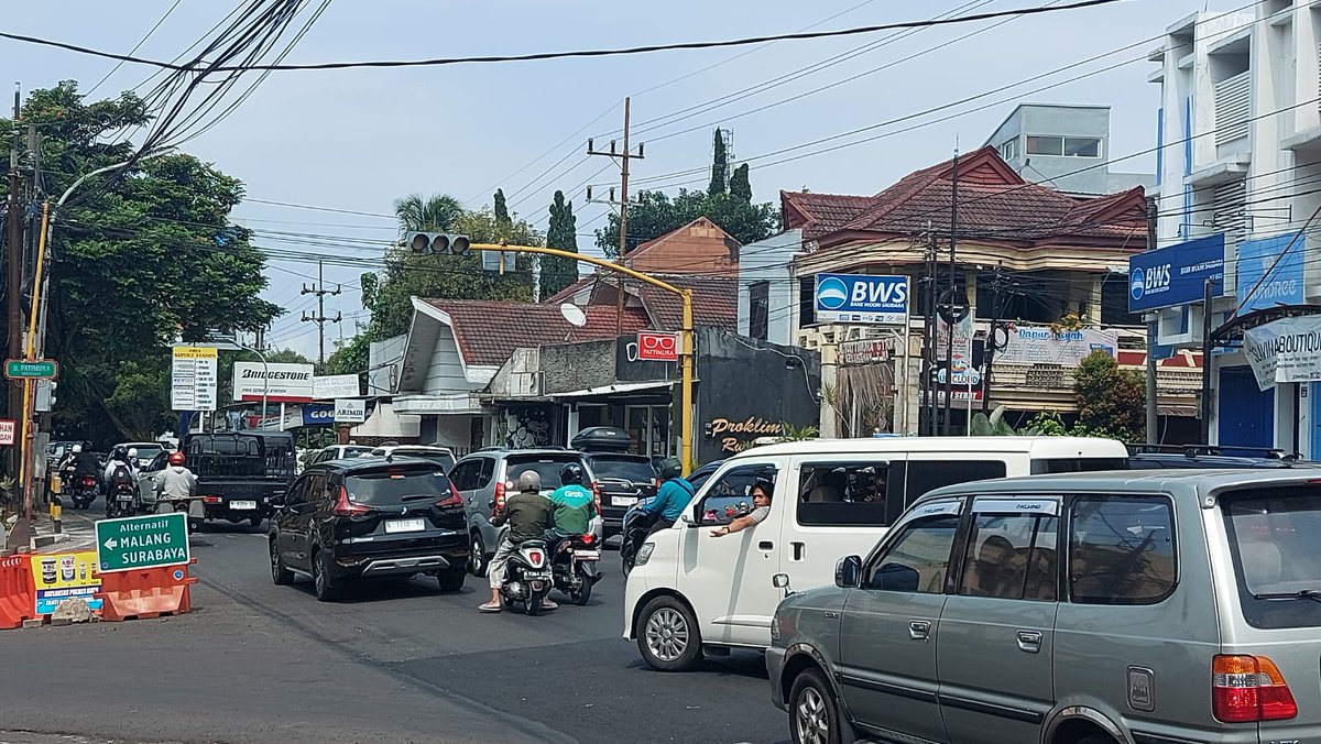 12.04 #trafficreportmlg Update lalu lintas di Kota Batu sekitar Lippo Plaza, ada peningkatan volume kendaraan cukup signifikan. (pd-sp)