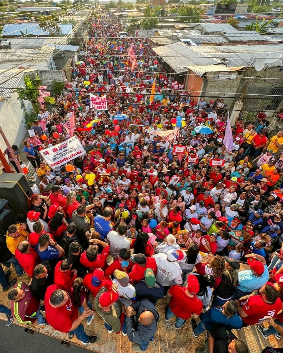 PartidoPSUV's tweet photo. Militancia de Alto Barinas ratificó su compromiso con Maduro en multitudinaria marcha
https://t.co/wDskZcMi4s
 https://t.co/hL5diFGGYL
