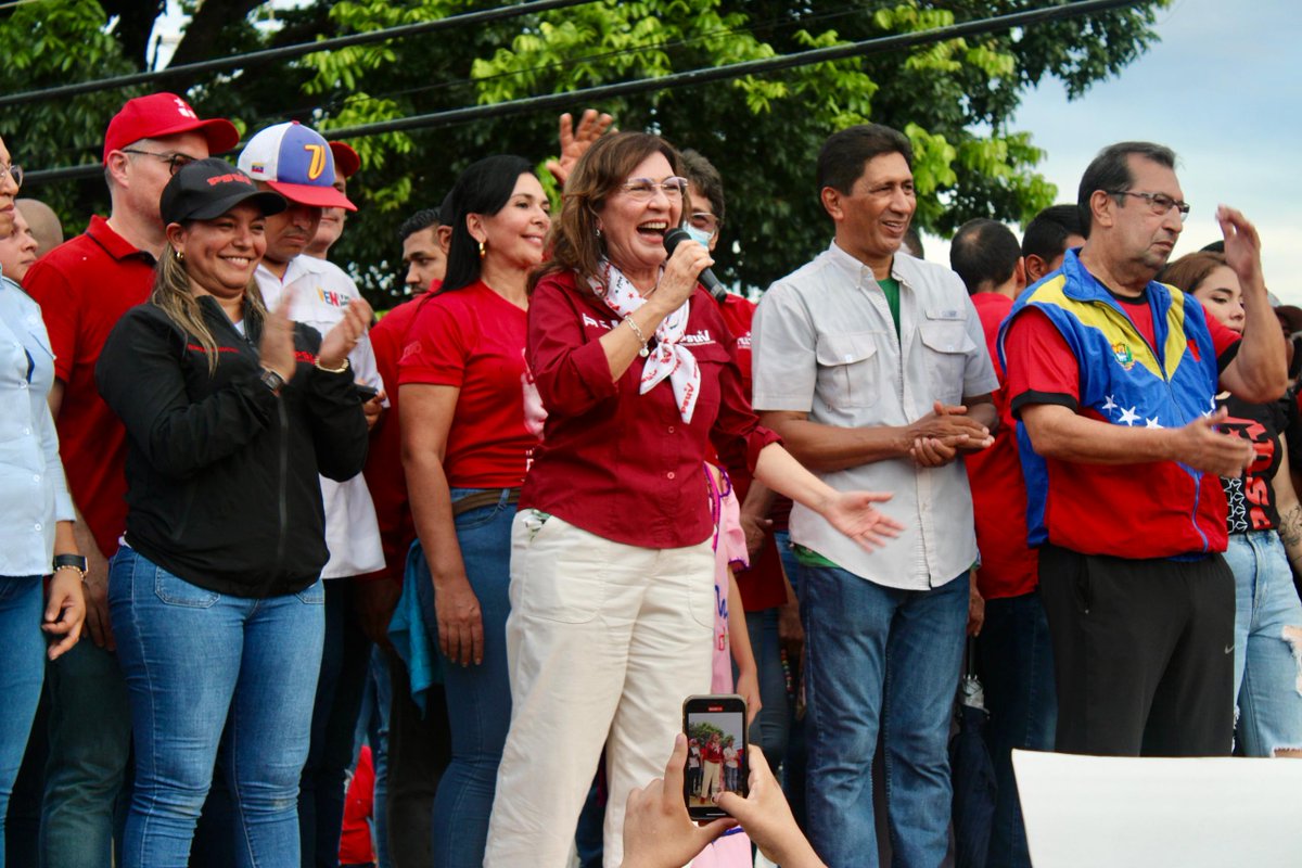 PartidoPSUV's tweet photo. Militancia de Alto Barinas ratificó su compromiso con Maduro en multitudinaria marcha
https://t.co/wDskZcMi4s
 https://t.co/hL5diFGGYL