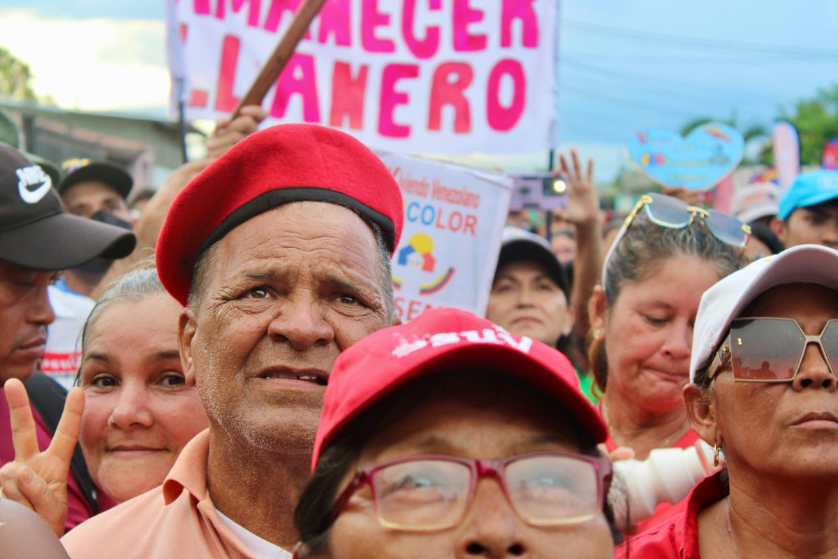 PartidoPSUV's tweet photo. Militancia de Alto Barinas ratificó su compromiso con Maduro en multitudinaria marcha
https://t.co/wDskZcMi4s
 https://t.co/hL5diFGGYL