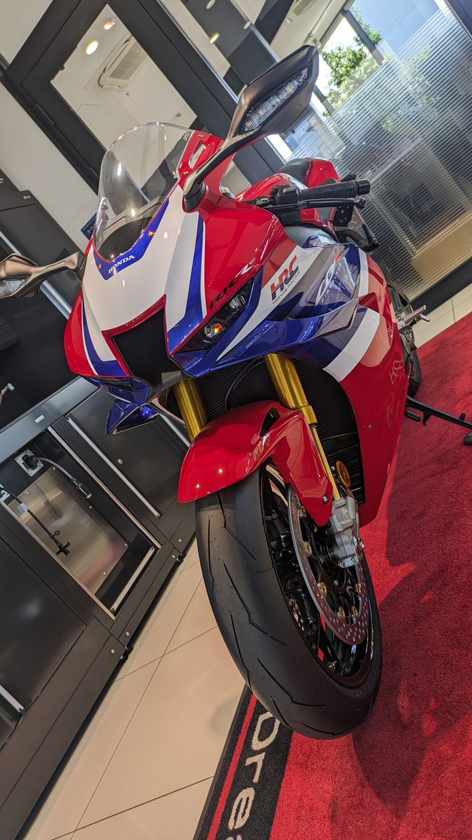 kqz10001's tweet photo. 祝*納車

CBR1000rr-r界隈の皆様仲良く
してください🫡

Z乗りの方
引き続きご贔屓宜しくお願い致します😊

#cbr1000rrr
#z1000 https://t.co/RCBTa8oTeA