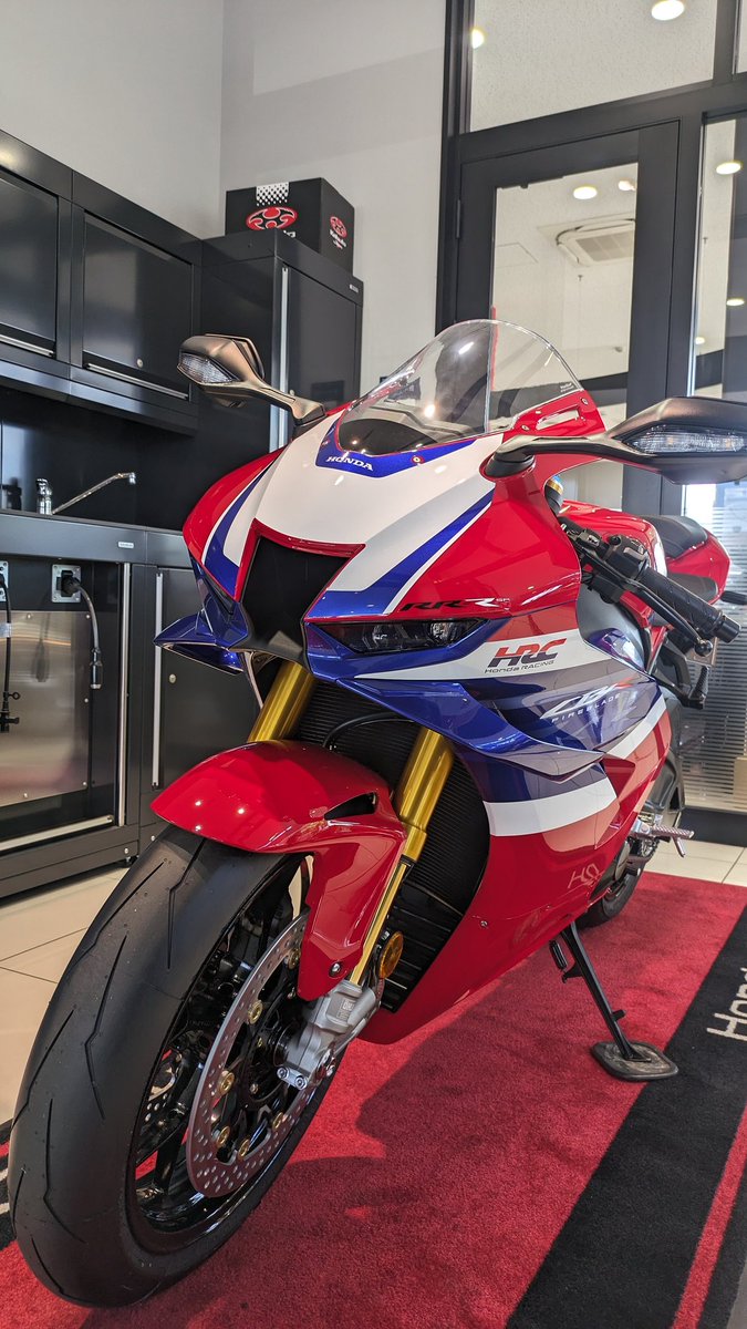 kqz10001's tweet photo. 祝*納車

CBR1000rr-r界隈の皆様仲良く
してください🫡

Z乗りの方
引き続きご贔屓宜しくお願い致します😊

#cbr1000rrr
#z1000 https://t.co/RCBTa8oTeA