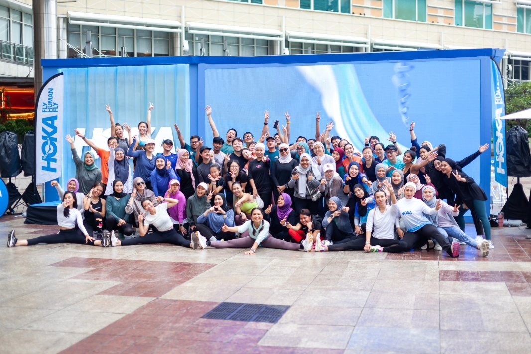 shekhinahpr's tweet photo. 👟 Day 3 of the thrilling @hoka_my FLYLAB event in full swing!🚀

The day kicked off with an energizing mix of Freeletics and Yoga, despite the light drizzle. 🏃🏼‍♀️🏃🏼

A huge round of applause to everyone who joined us today!

#HOKA
#FLYLAB
#FlyHumanFly
#SuriaKLCC
#ShekhinahPR https://t.co/Q9j5MQN41F